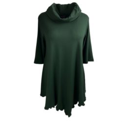 Rosemin Asta - Mørkegrøn bluse i A-form med spidser for og bag med krave